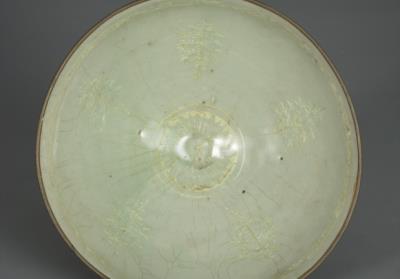 图片[2]-Celadon bowl with cloud-and-crane decor in black-and-white inlay-China Archive